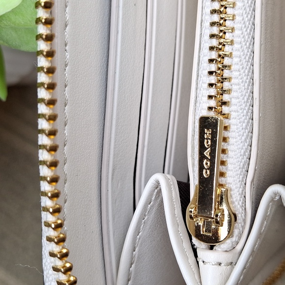 Coach Bow Accordian Leather Zippy Wallet in Chalk off white - Picture 11 of 16